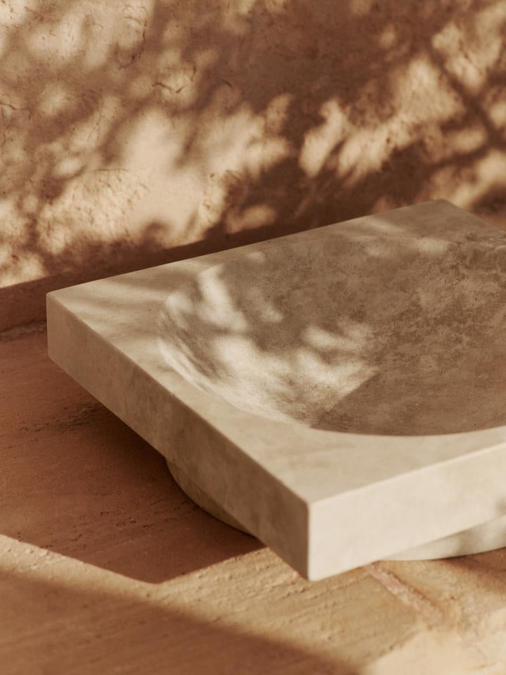 Die Hew Low Schale von Ferm Living vereint skulpturale Eleganz und natürliche Schönheit aus Travertin – ein Must-Have für stilbewusste Wohnräume.
