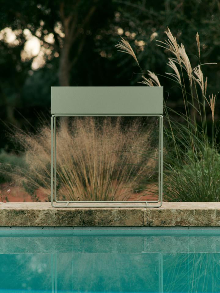 Plant Box in Teegrün präsentiert im Onlineshop von KAQTU Design AG. Pflanzentopf Outdoor ist von Ferm Living