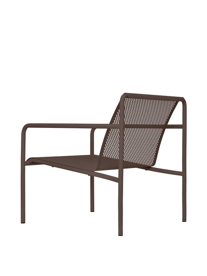 Entdecken Sie den Dapple Lounge Chair von Ferm Living – ein stilvoller, wetterfester Sessel mit Armlehnen, der Eleganz und Komfort in Ihren Außenbereich bringt.