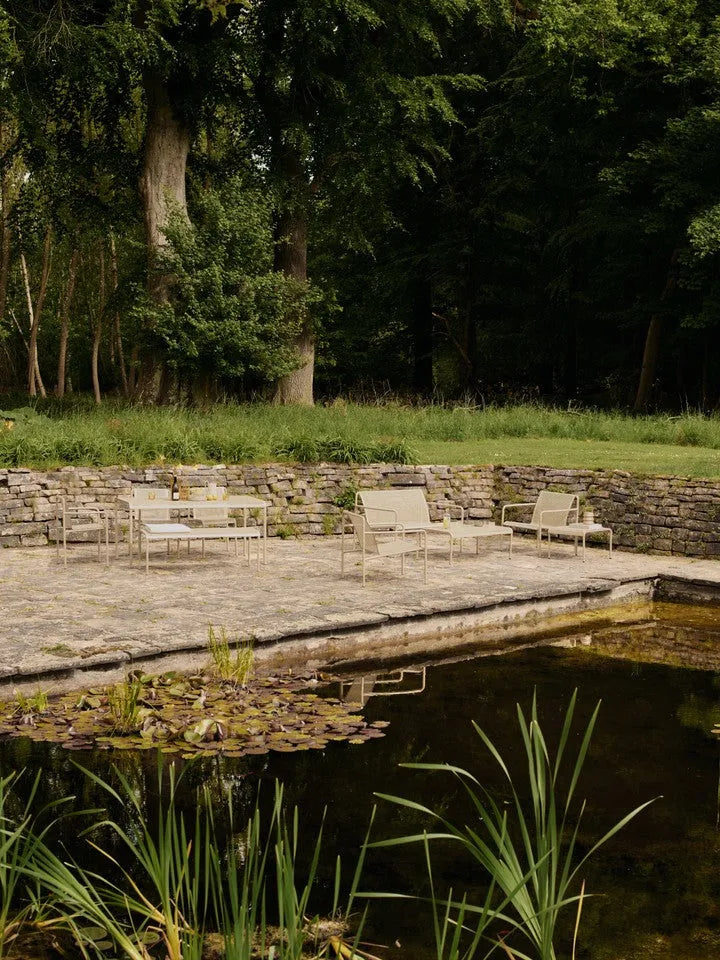 Dapple Loungetisch 114 x 57  in Kaschmir präsentiert im Onlineshop von KAQTU Design AG. Beistelltisch Outdoor ist von Ferm Living