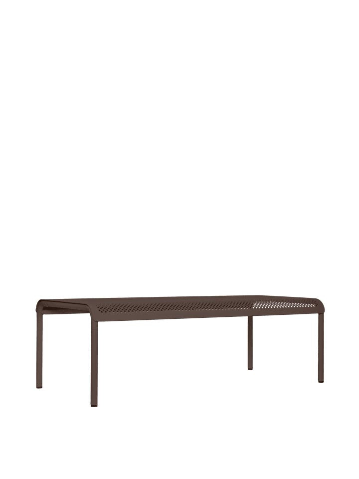 Dapple Loungetisch 114 x 57  in Dunkle Schokolade präsentiert im Onlineshop von KAQTU Design AG. Beistelltisch Outdoor ist von Ferm Living