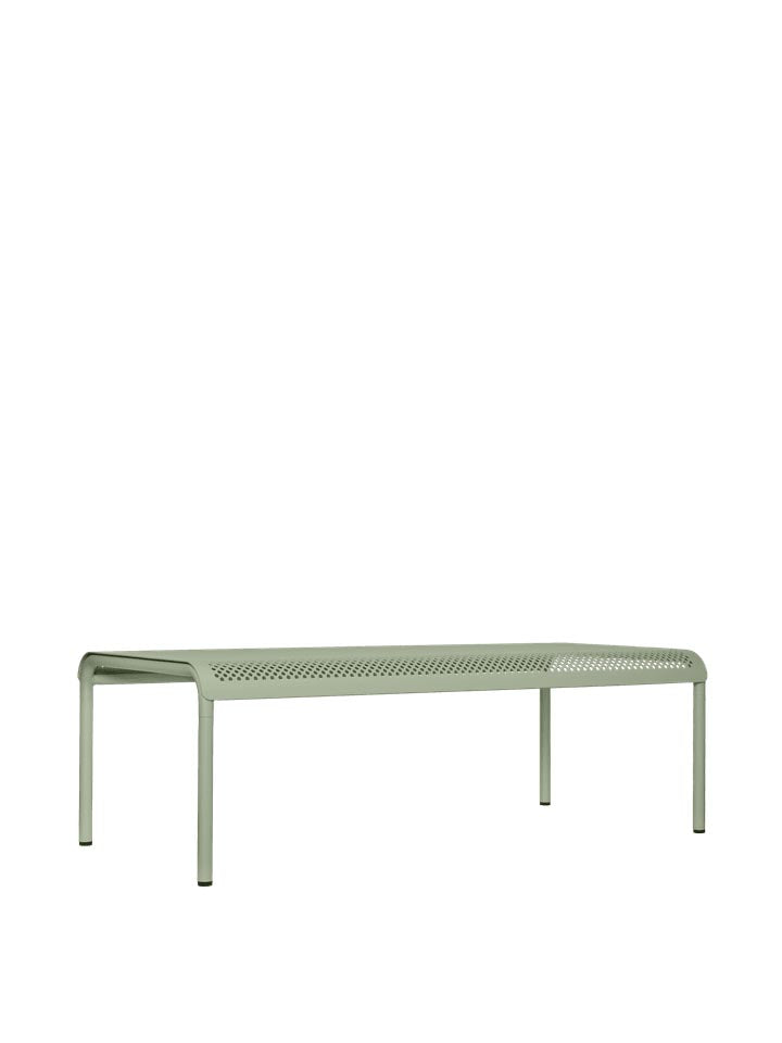 Dapple Loungetisch 114 x 57  in Teegrün präsentiert im Onlineshop von KAQTU Design AG. Beistelltisch Outdoor ist von Ferm Living