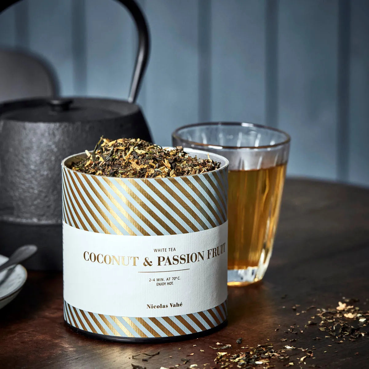 White Tea, Kokosnuss & Passion in  präsentiert im Onlineshop von KAQTU Design AG. Lebensmittel ist von Nicolas Vahé