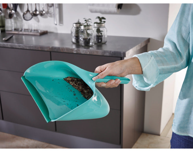 Praktische Kehrgarnitur aus robustem Kunststoff von LEIFHEIT, ideal für saubere Böden, mit ergonomischem Design und langlebiger Qualität.