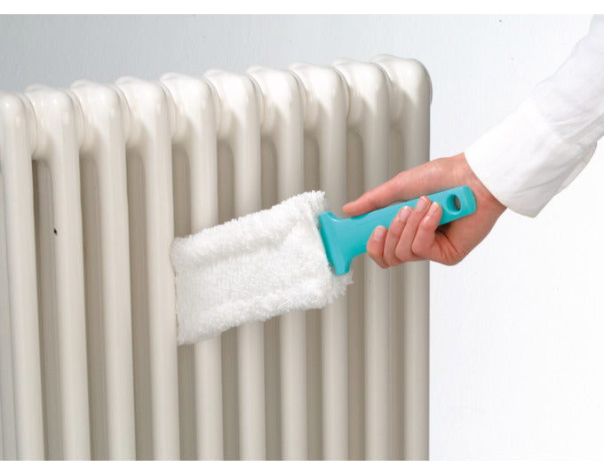 Effektiver Heizkörperreiniger mit flachem Design, ideal für schwer zugängliche Stellen. Perfekt für saubere Heizkörper.