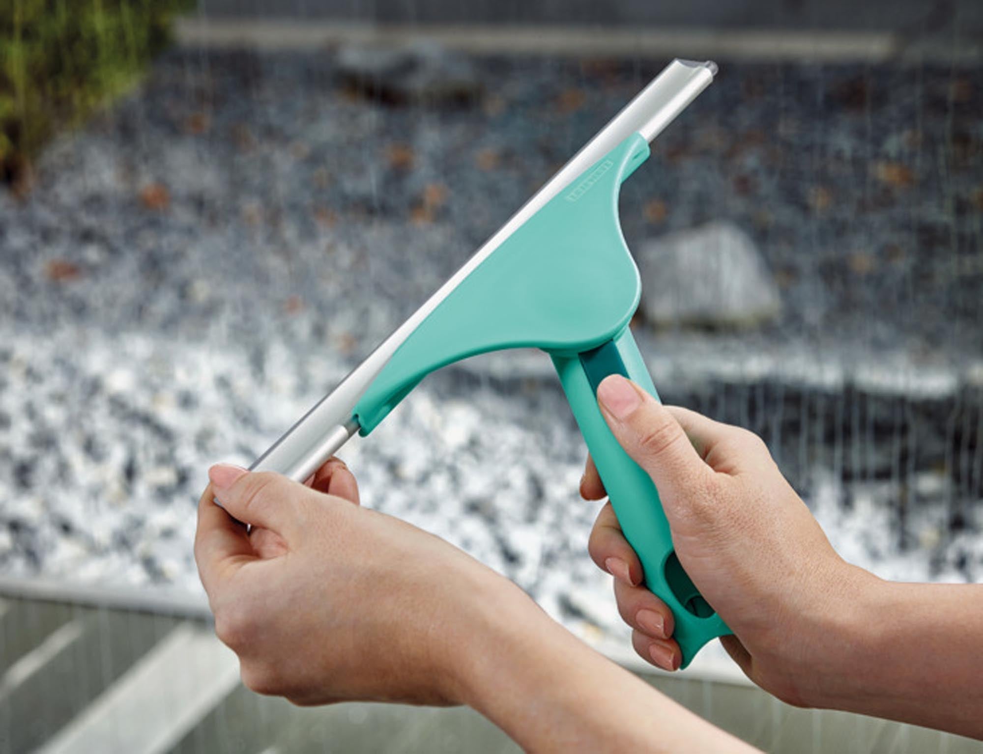 Effizienter Fensterwischer mit 28 cm Wischbreite, ideal für streifenfreie Reinigung. Praktisch und handlich von LEIFHEIT.