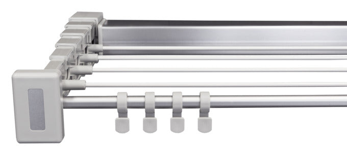 Wandmontierter Wäscheständer aus eloxiertem Aluminium mit silberfarbenen, kunststoffbeschichteten Trockenstäben und ausziehbarer Teleskopmechanik.