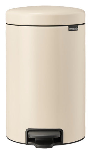 Runder Treteimer in Soft-Beige aus Stahlblech mit herausnehmbarem Metallinneneimer und Pedal, Deckel geschlossen, Frontansicht.
