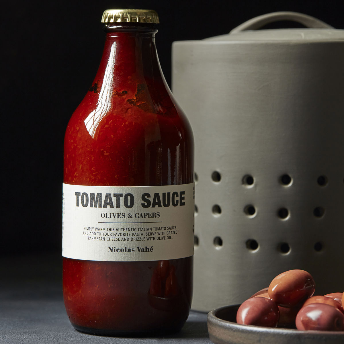 Tomatensauce, Olives & Capers in  präsentiert im Onlineshop von KAQTU Design AG. Lebensmittel ist von Nicolas Vahé