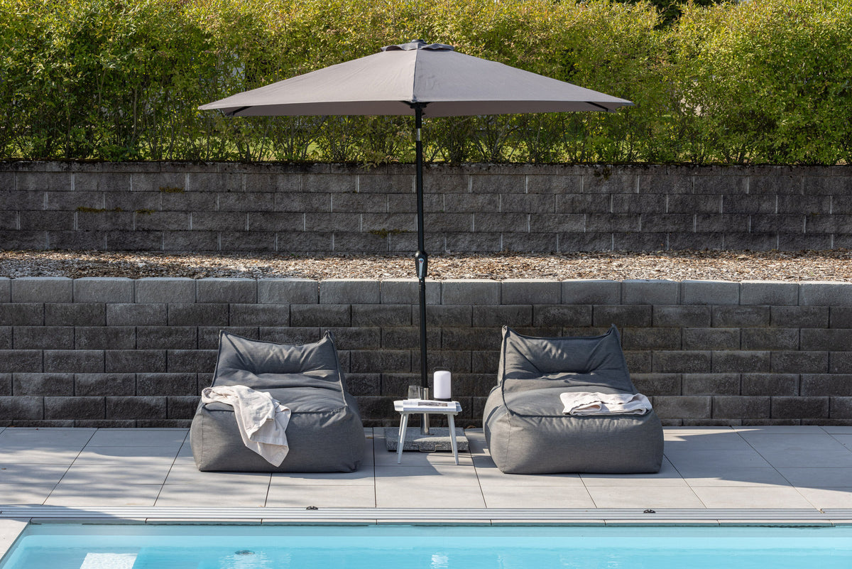 Leeds Sonnenschirm in Grau präsentiert im Onlineshop von KAQTU Design AG. Sonnenschirm ist von Venture Home