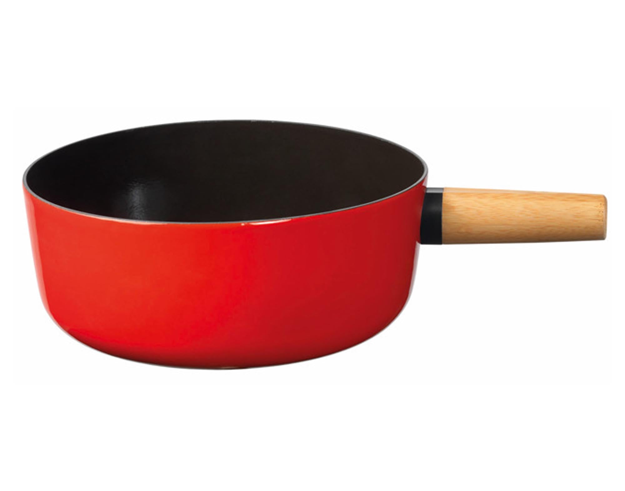 Elegantes Fonduecaquelon von STÖCKLI, 21 cm, mit Holzgriff. Perfekte Wärmeverteilung für unvergessliche Fondue-Abende.