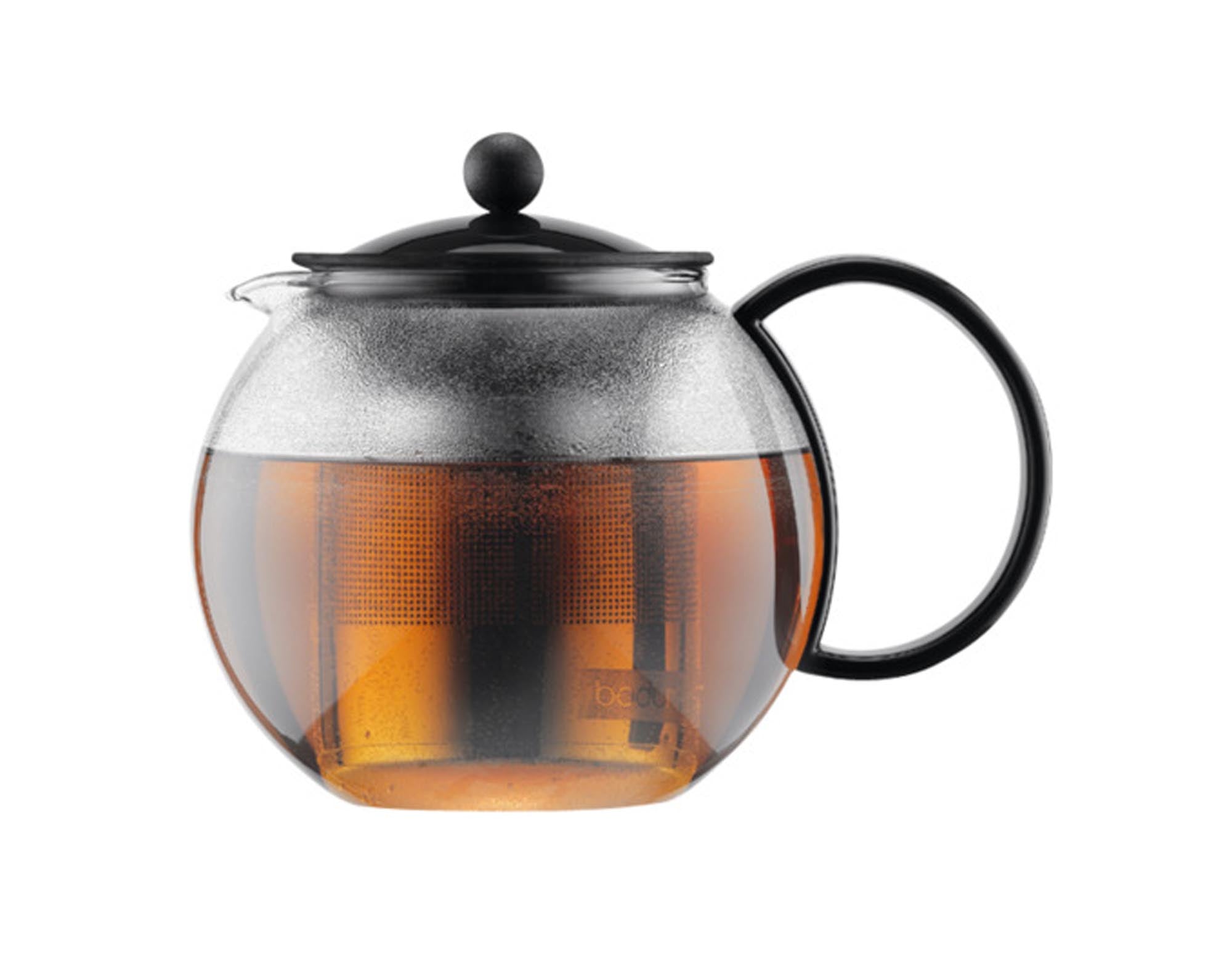 Entdecken Sie die BODUM Teekanne Assam mit ergonomischem Kunststoffgriff und integriertem Edelstahlfilter. Ideal für aromatischen Tee und stilvolle Teerunden.