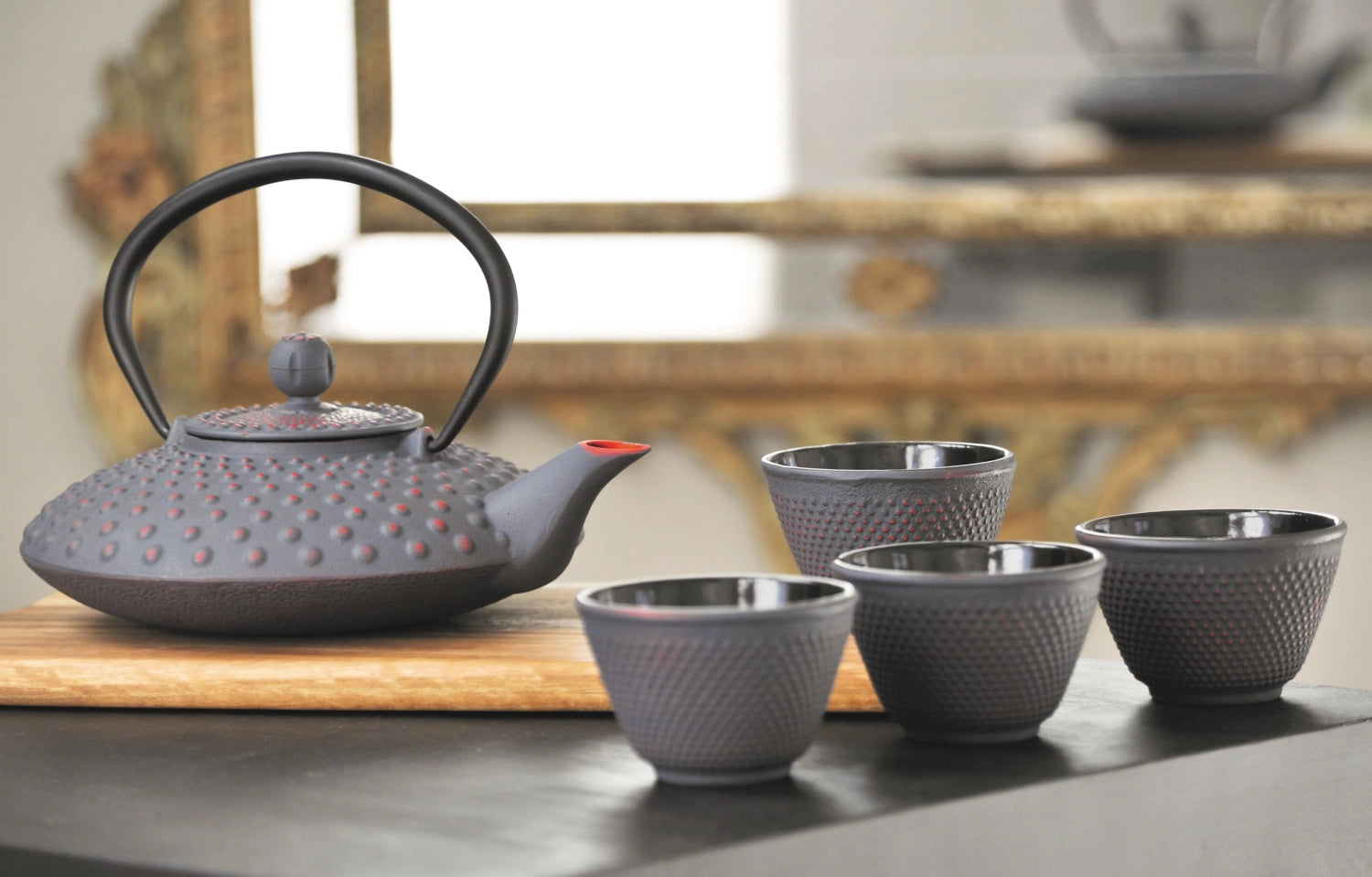 Elegantes Teekannenset aus Gusseisen in Grau, inklusive 4 Gläsern, ideal für Teeliebhaber und stilvolle Teestunden. Fassungsvermögen 800ml.