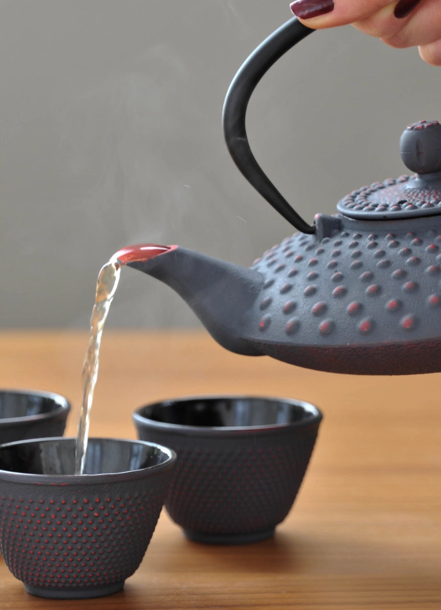 Elegantes Teekannenset aus grauem Gusseisen, inklusive 4 Gläsern. Ideal für Teeliebhaber, die stilvolle Akzente setzen möchten. 800ml Kapazität.