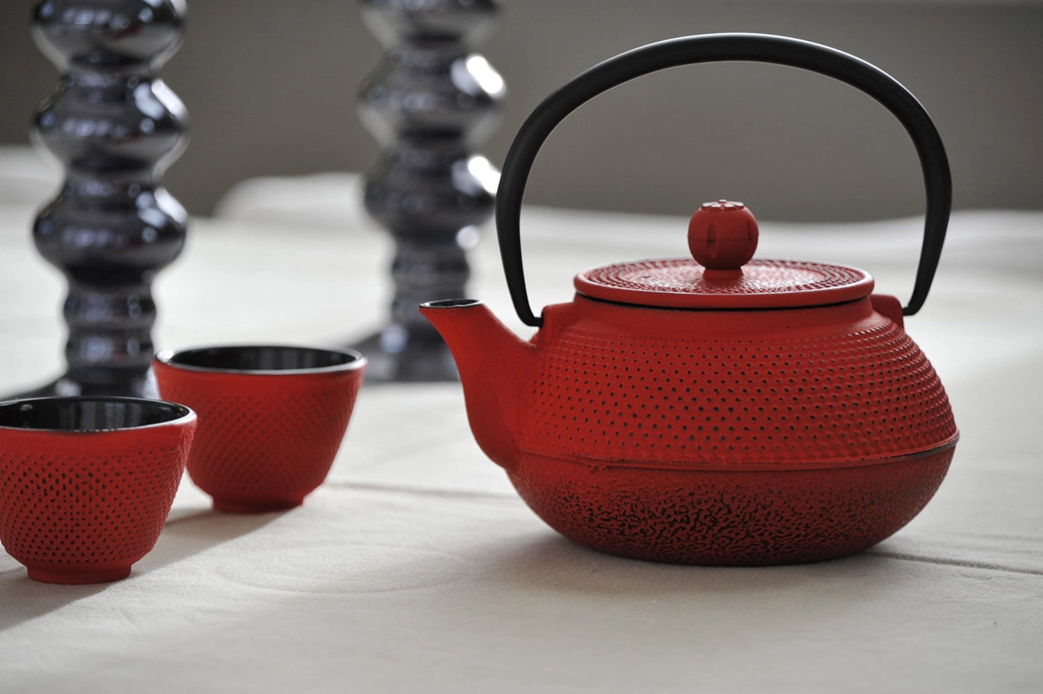 Elegantes Teekannenset aus Gusseisen in Rot, inklusive 4 Gläsern, ideal für Teeliebhaber und stilvolle Teestunden.