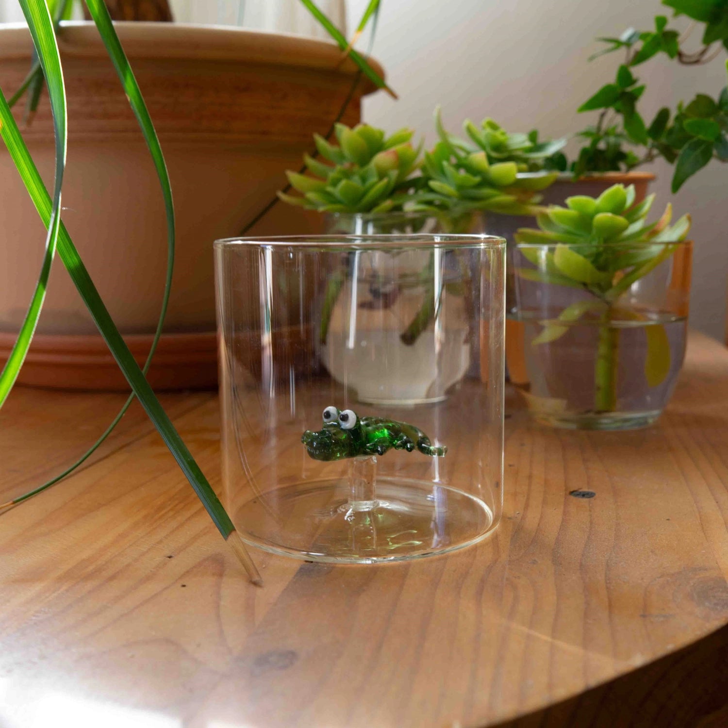 Borosilikatglas 250ml "Alligator" von Easy Life, stilvolles Trinkglas mit einzigartigem Alligator-Design, perfekt für Getränke und als dekoratives Element.