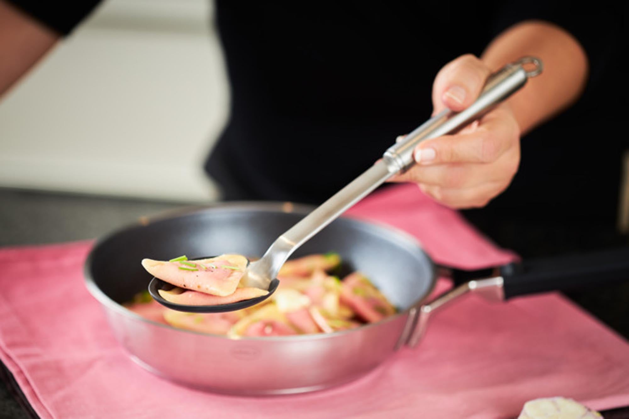 Die Salina Wok-Pfanne von Ballarini: 30 cm, induktionstauglich, Aluminium, Antihaft, ergonomische Griffe, vielseitig, modernes Design.