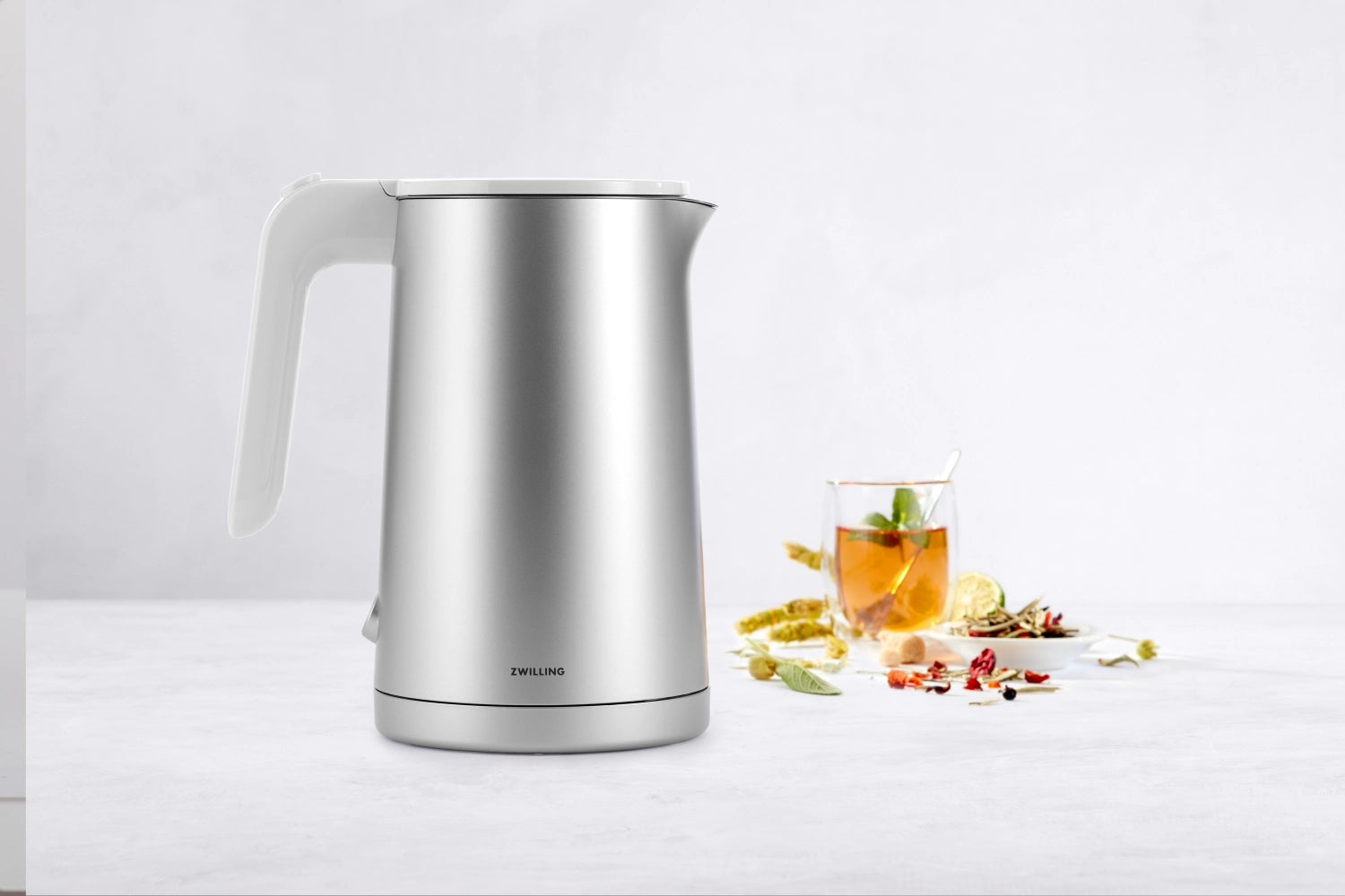 Eleganter Enfinigy Wasserkocher in Silber von Zwilling Kitchen, 1.0l, mit modernem Design und effizienter Heiztechnologie für stilvolles Kochen.