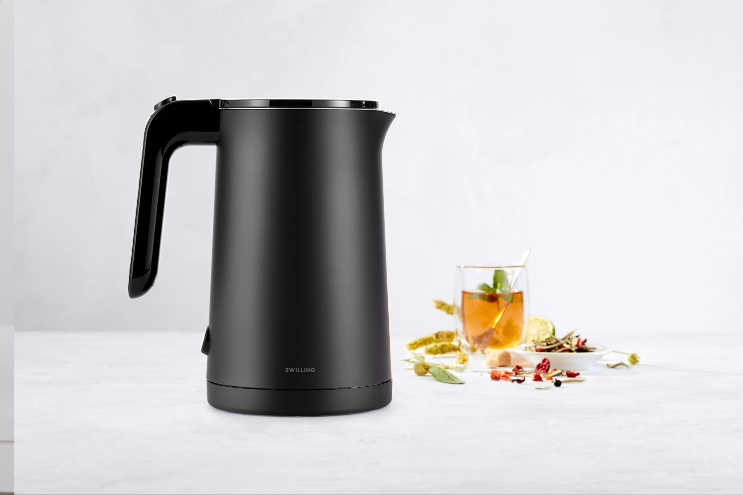 Schwarzer Enfinigy Wasserkocher von Zwilling Kitchen, 1.0l, elegantes Design, ideal für moderne Küchen und schnellen Teegenuss.