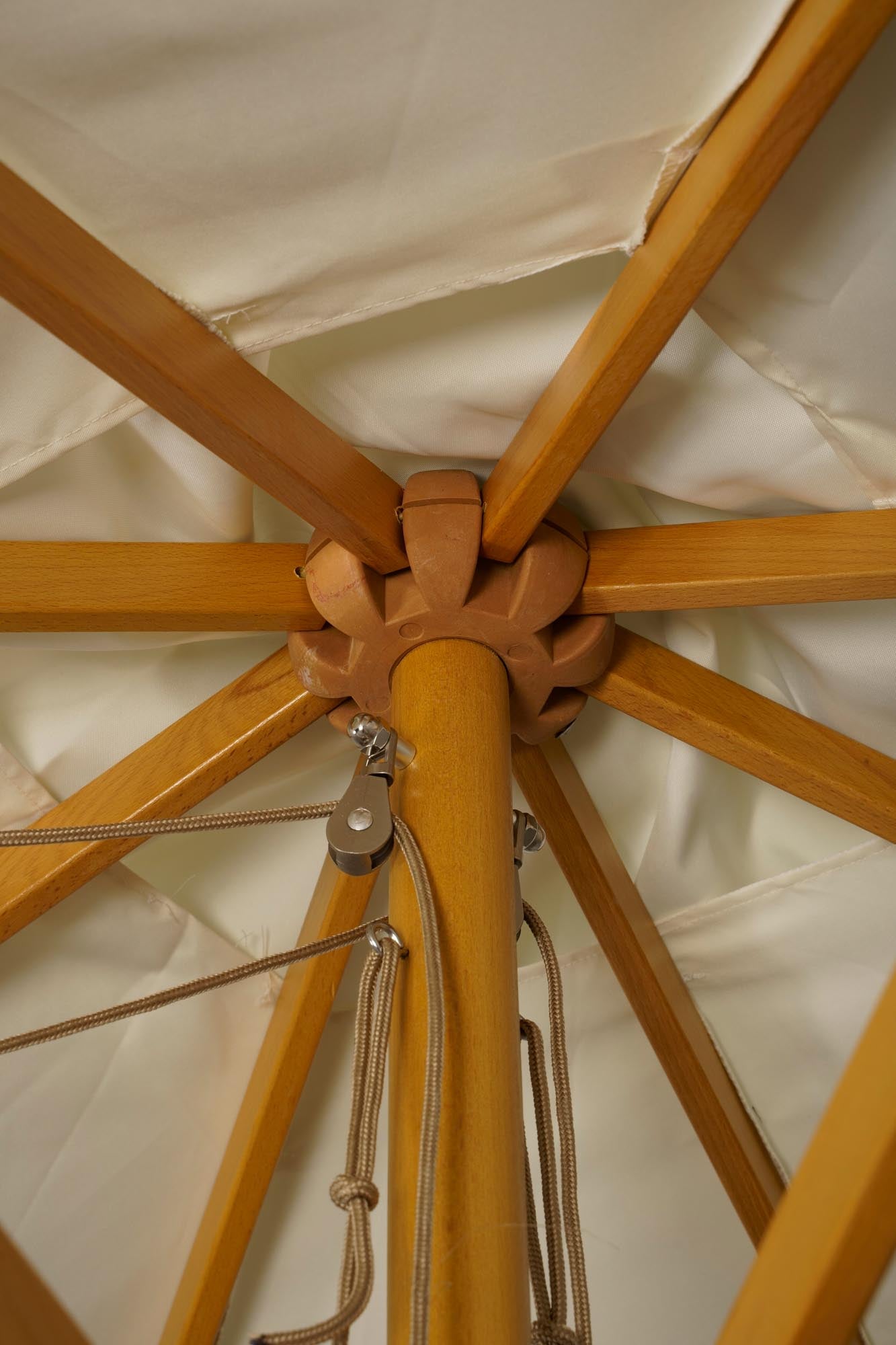Naxos Sonnenschirm von Venture Home: Eleganter 3x3m Schirm aus hochwertigem Polyester und Holz, ideal für schattige Momente im Garten.