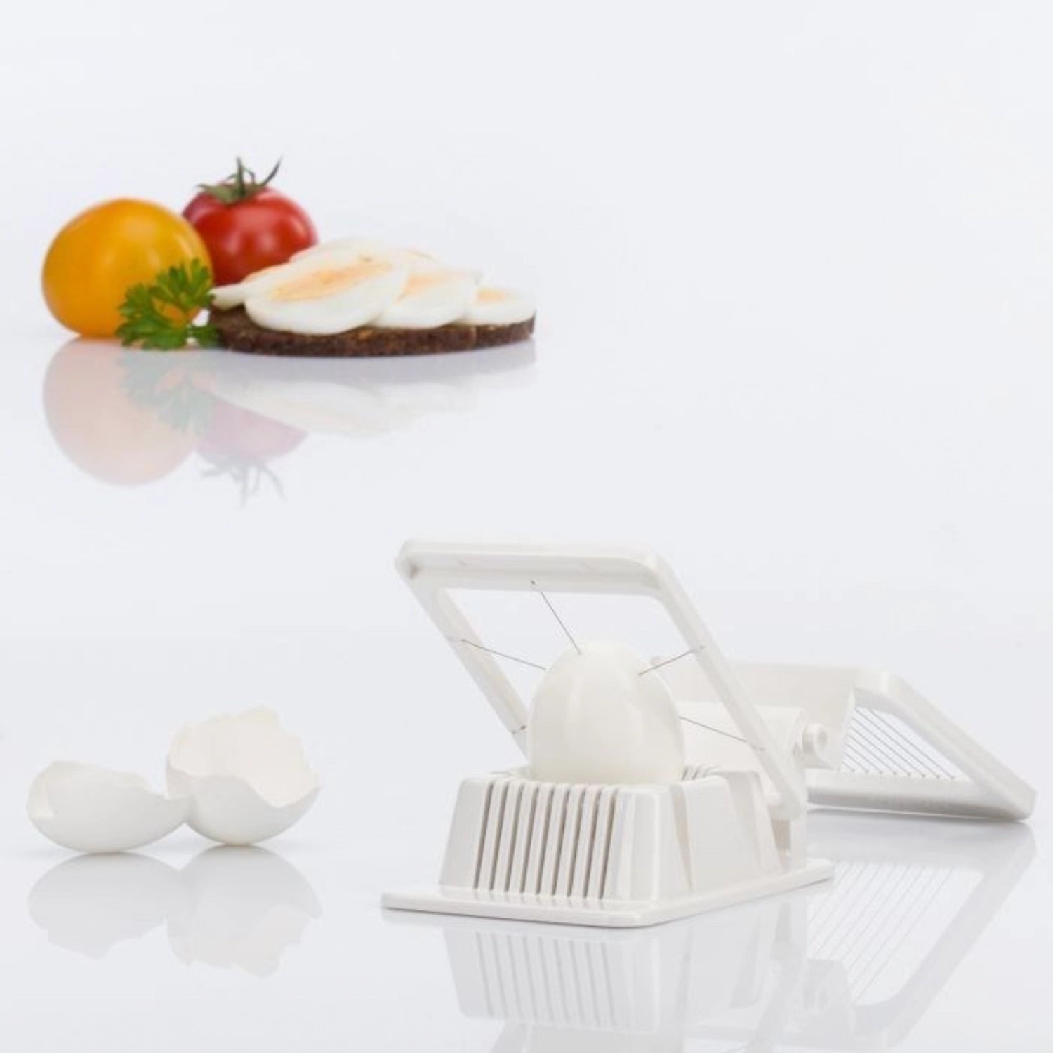 Kombinierter Eierteiler von Westmark, 13.5x8.5x4cm, ideal für präzises und schnelles Schneiden von Eiern in gleichmäßige Stücke für Salate und Snacks.