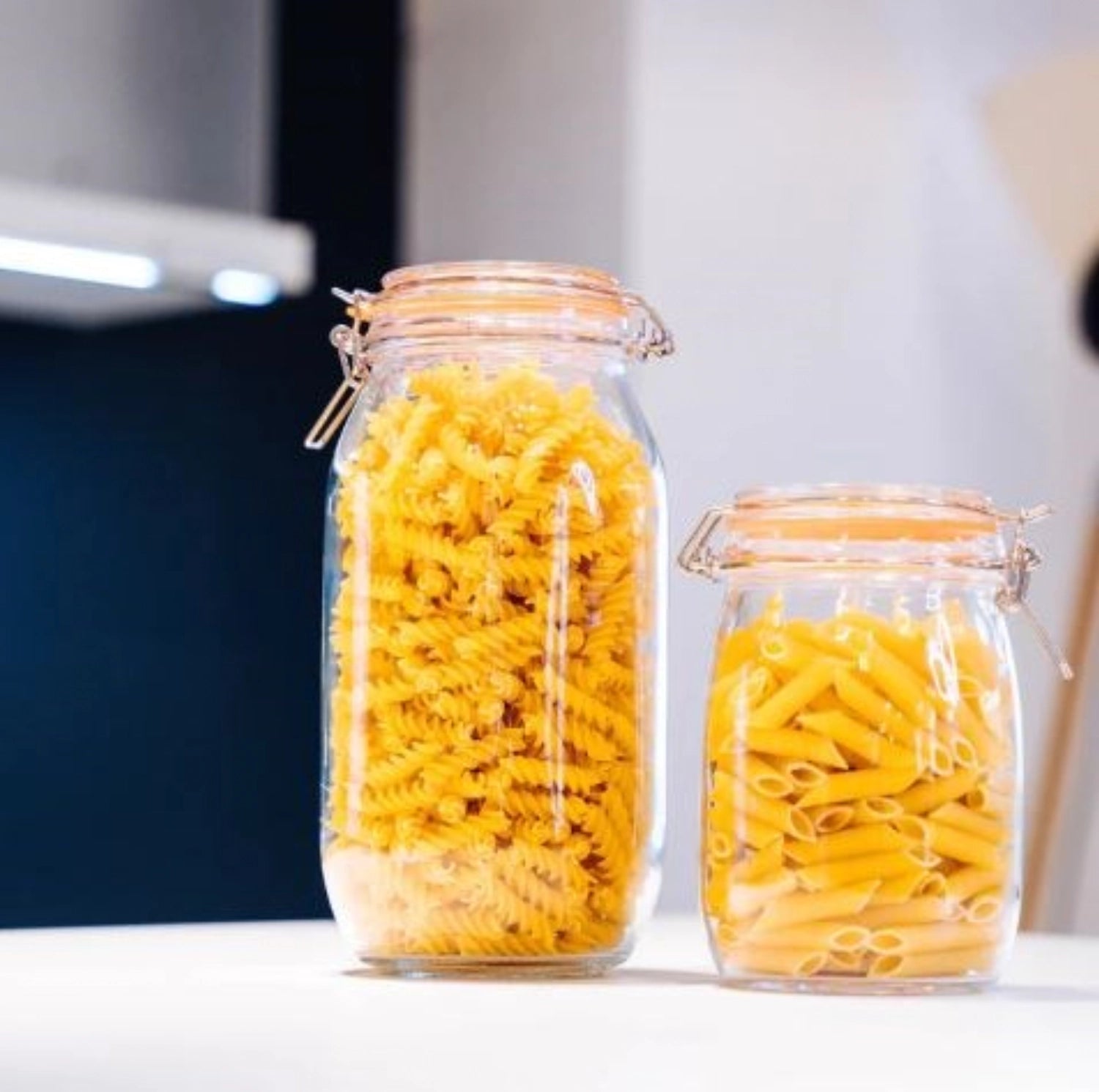 Praktisches 2,1 l Glas mit Bügelverschluss von Tala, perfekt für die Aufbewahrung von Lebensmitteln und zur dekorativen Präsentation in der Küche.