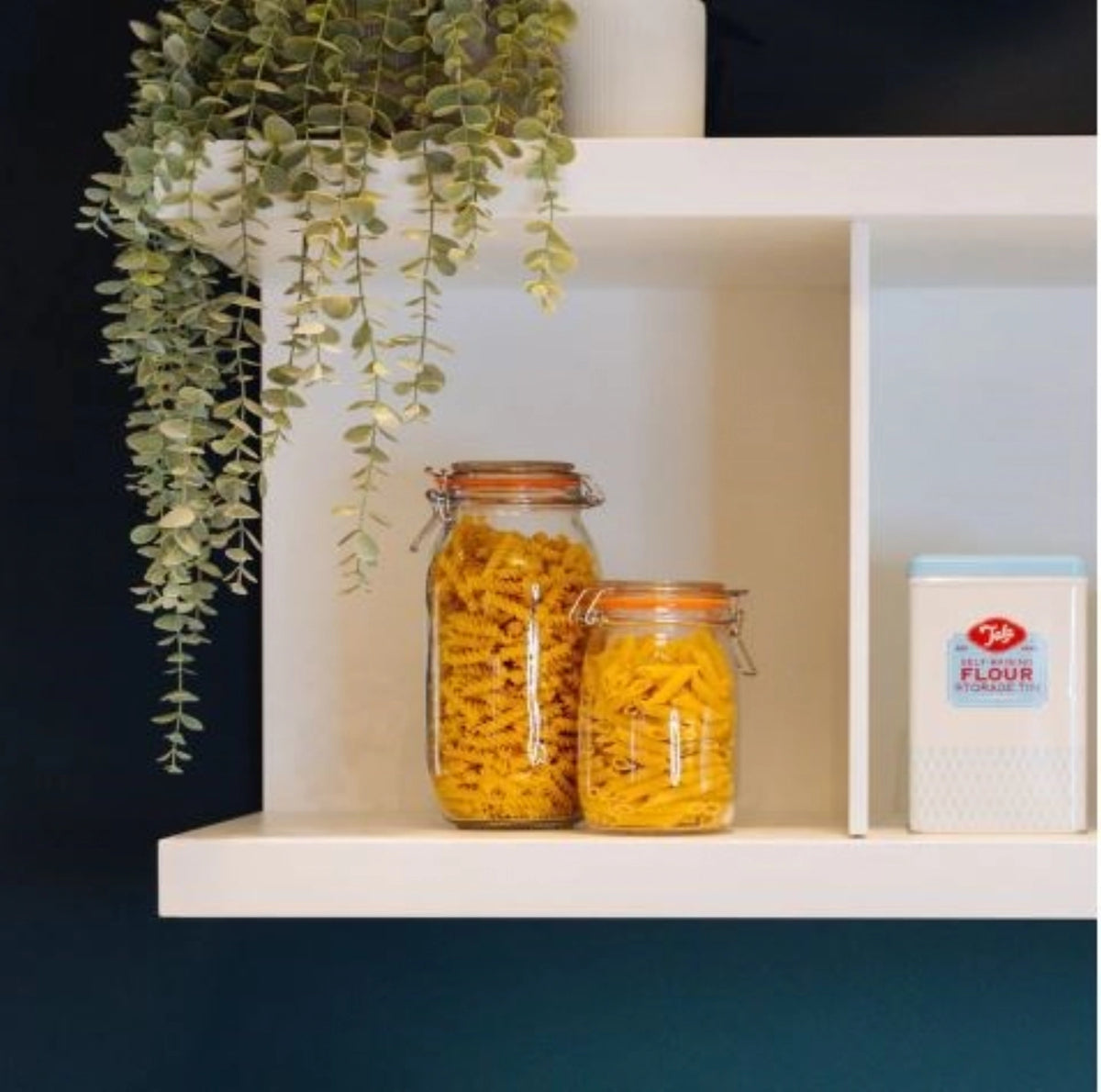 Aufbewahrungsglas mit Bügelverschluss 1l in Transparent präsentiert im Onlineshop von KAQTU Design AG. Aufbewahrungsbehälter ist von Tala