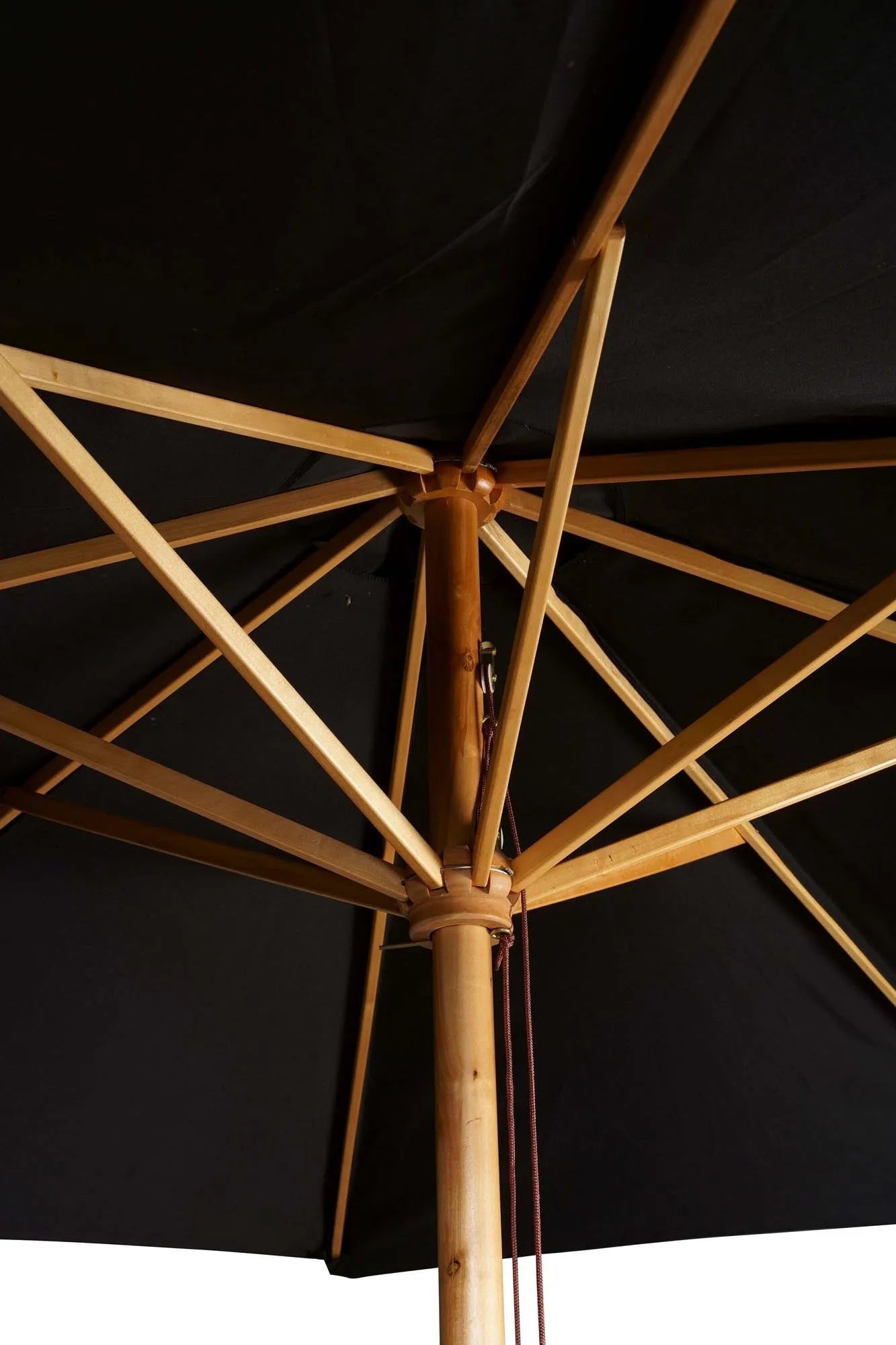 Der Ixos Sonnenschirm von Venture Home bietet stilvollen Sonnenschutz mit hochwertigem Design und langlebigen Materialien.