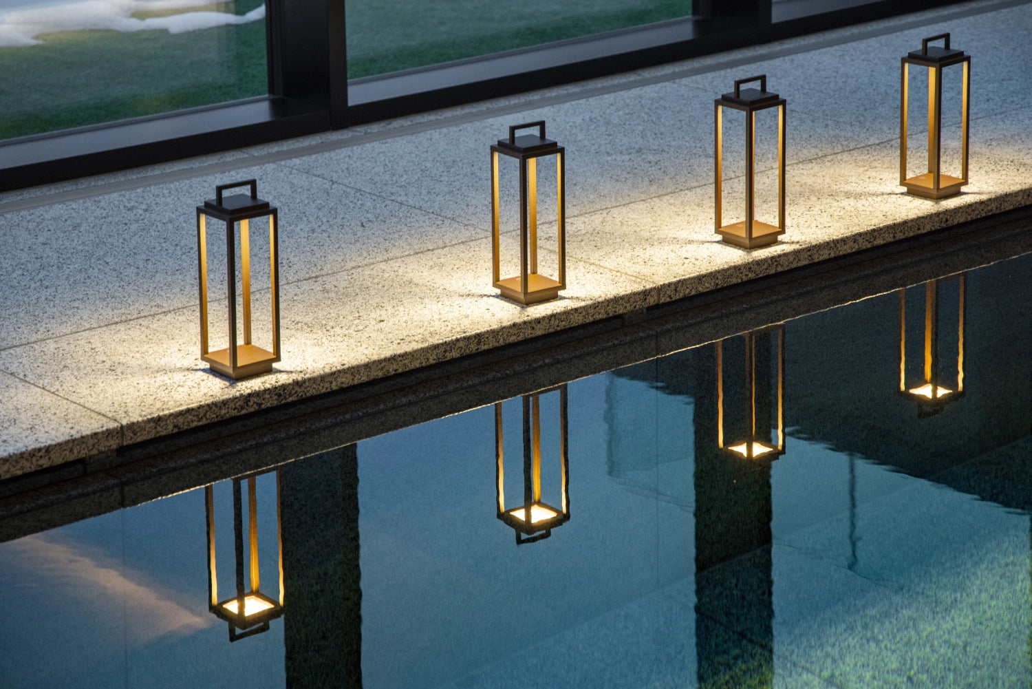 Die Abert Resort Lampe (10x10cm) vereint elegantes Design und praktische Funktionalität. Ideal für stimmungsvolle Beleuchtung in jedem Raum.