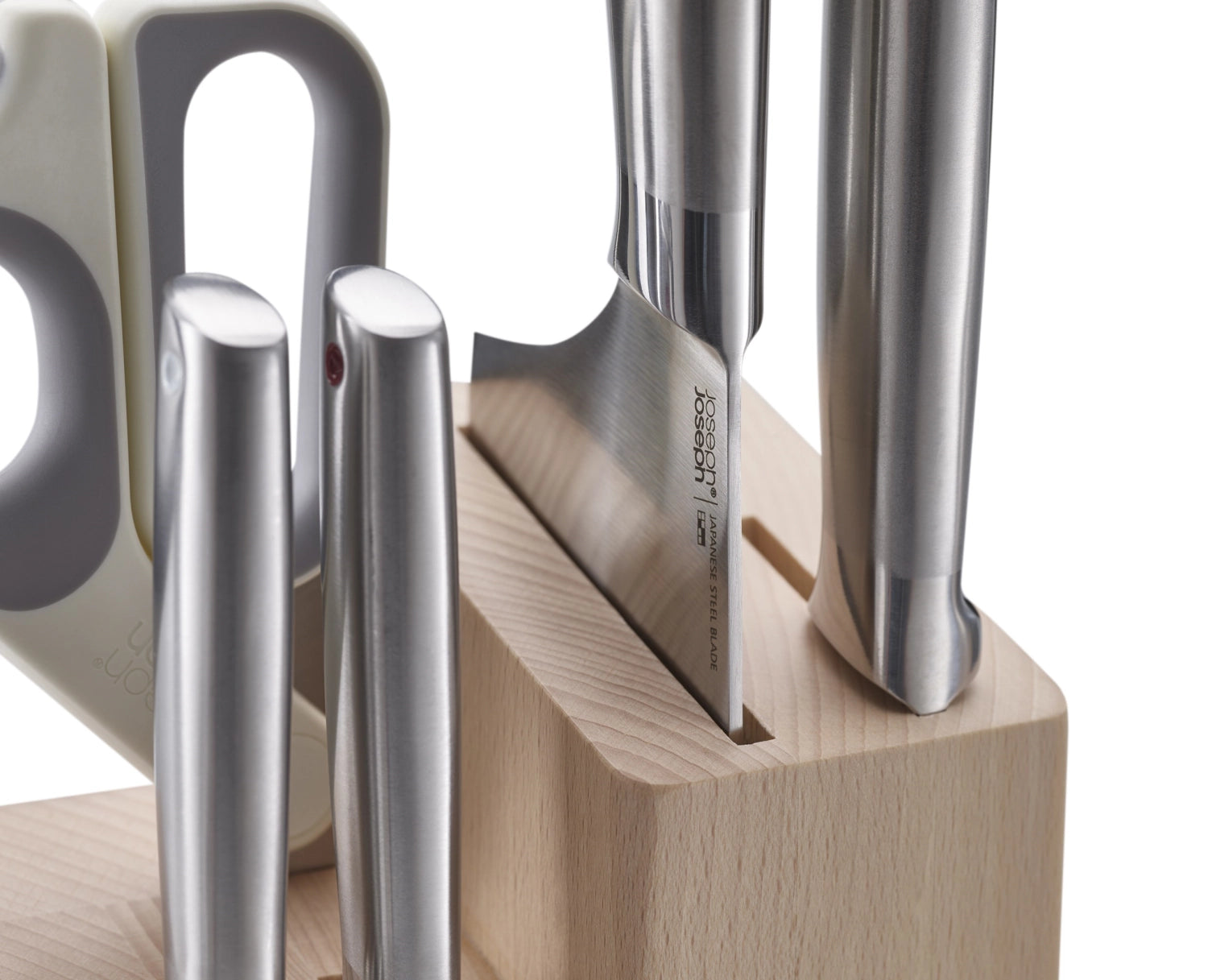 Stylischer Messerblock von Joseph Joseph, ausgestattet mit fünf hochwertigen Messern und einer Schere, perfekt für jede moderne Küche.