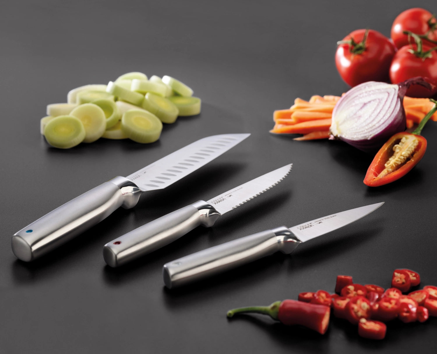 Elevate Fusion 5er-Block Messer & Schere von Joseph Joseph, funktionales und modernes Küchenset mit ergonomischem Design und farbcodierten Klingen.