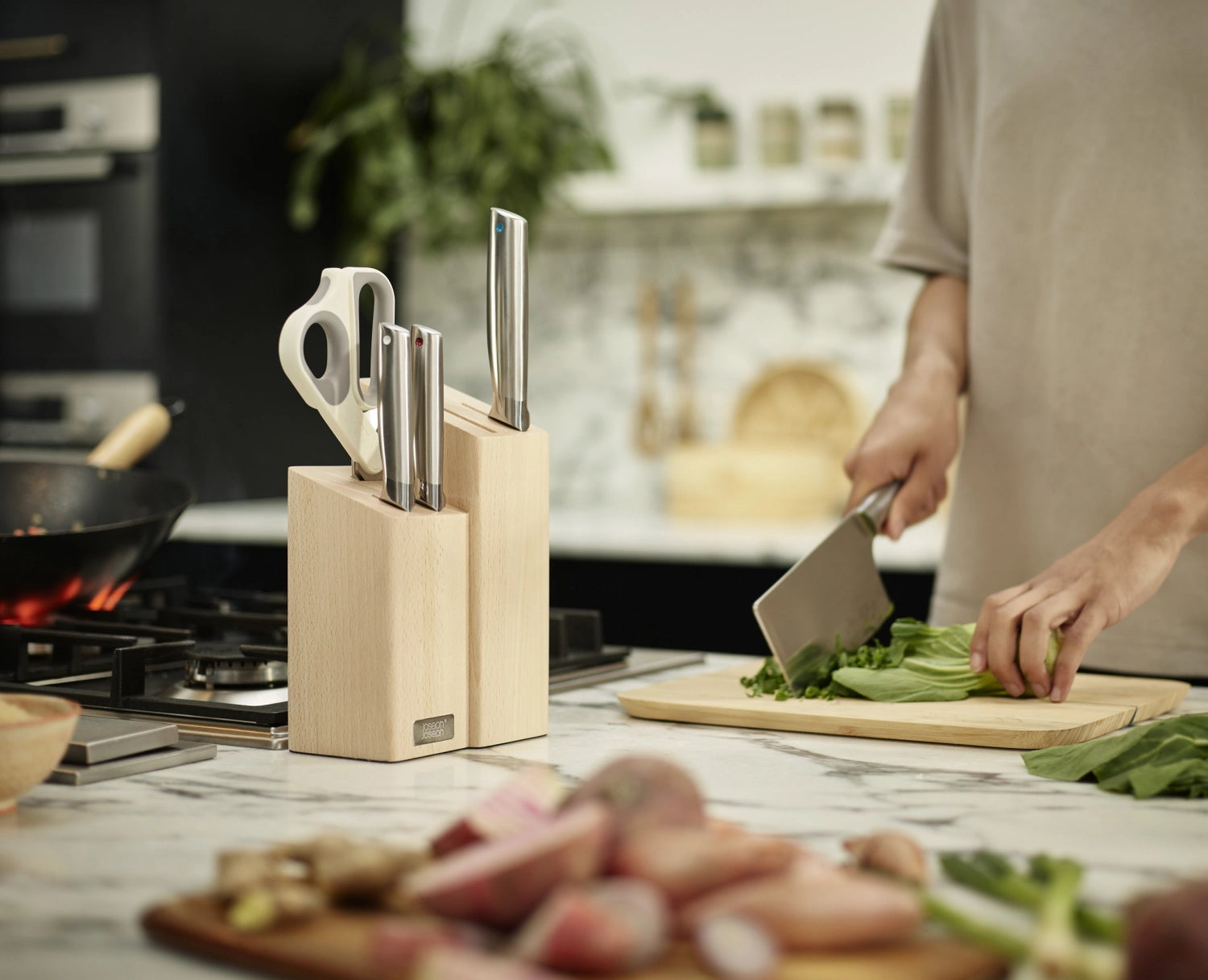 Hochwertiger Messerblock mit 5 Messern und einer Schere, designed von Joseph Joseph. Perfekt für effizientes Kochen und stilvolle Küchen.