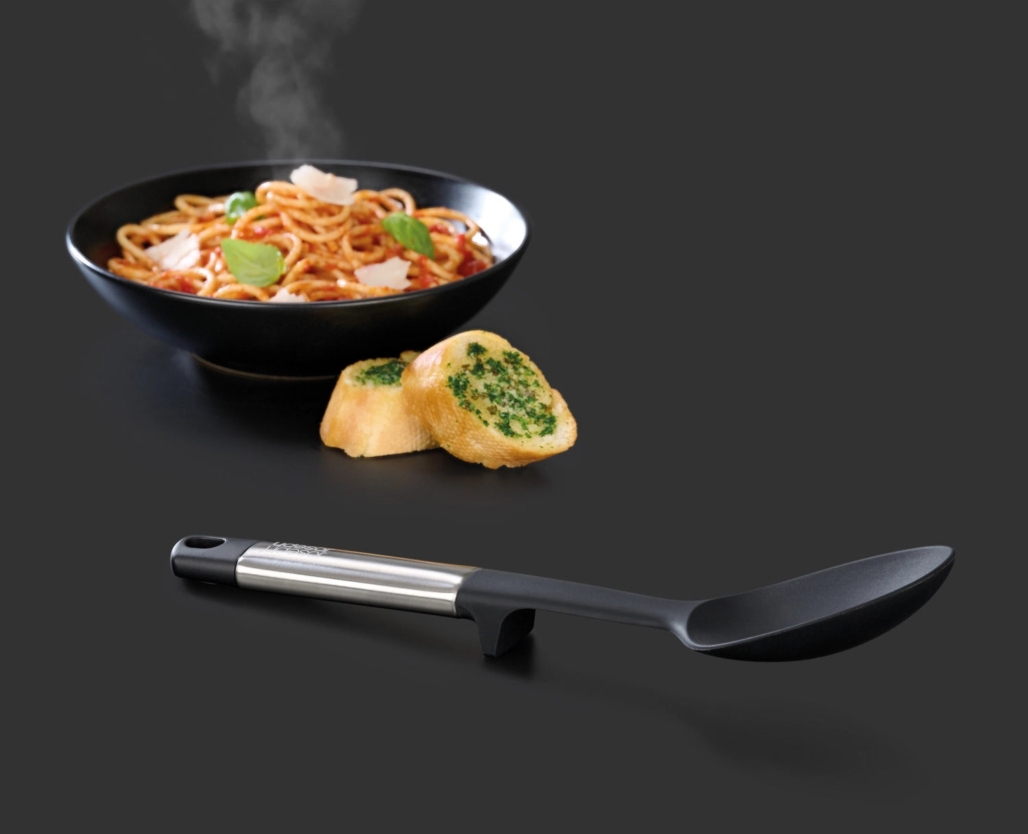 Elevate Silikonlöffel von Joseph Joseph, ergonomisches Design, hitzebeständig, ideal für das Kochen und Servieren von Speisen.