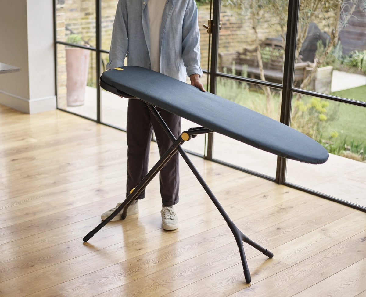 Glide Max Plus Bügelbrett Schwarz/Blau in Blau präsentiert im Onlineshop von KAQTU Design AG. Haushaltshilfen ist von Joseph Joseph