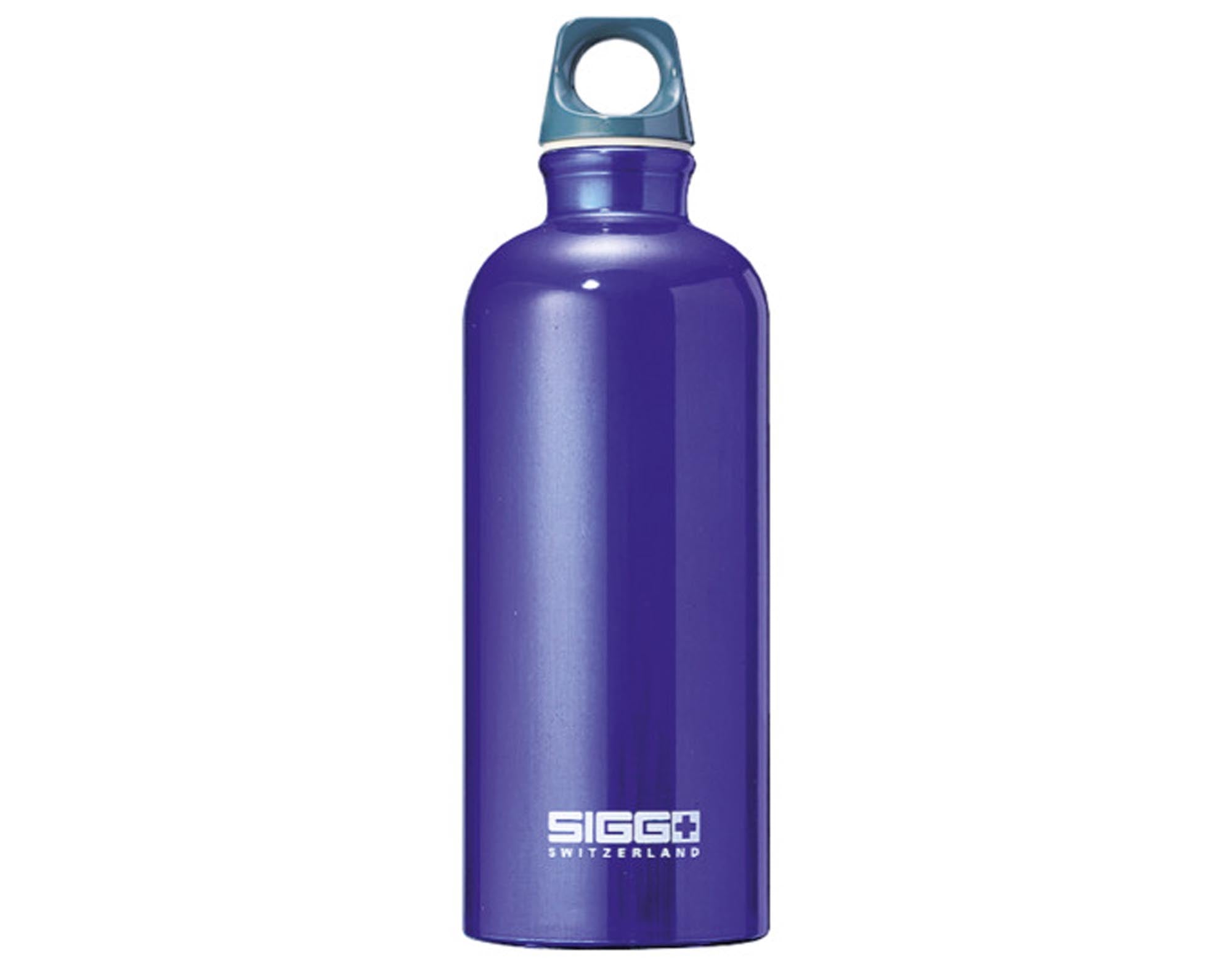 SIGG Trinkflasche Traveller Bottle darkblue 0.6 l in  präsentiert im Onlineshop von KAQTU Design AG. Flasche ist von SIGG