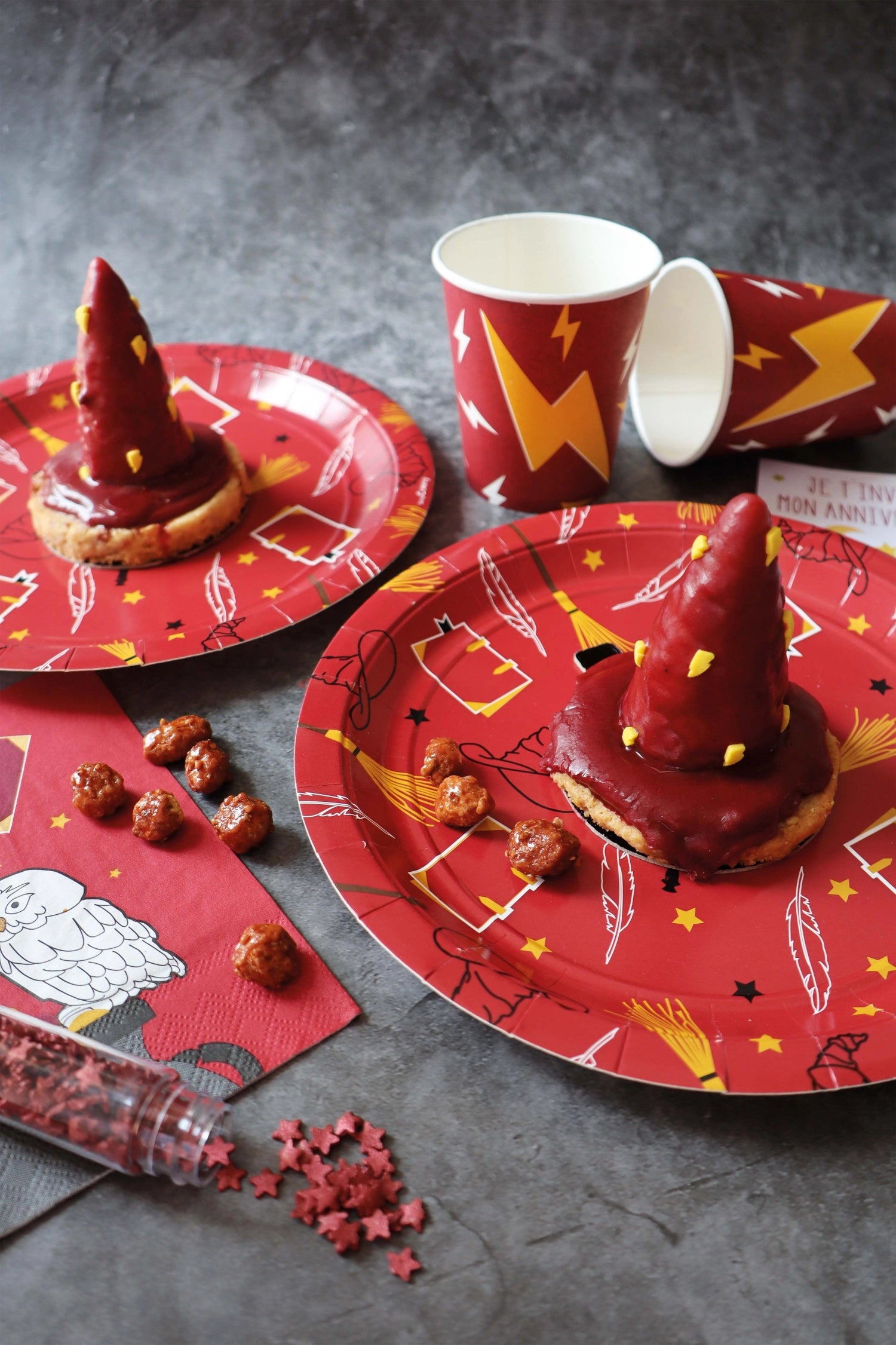 Farbenfrohes 8er Set Pappteller mit magischen Motiven, perfekt für Kindergeburtstage und festliche Anlässe, Durchmesser 23 cm von Scrap Cooking.