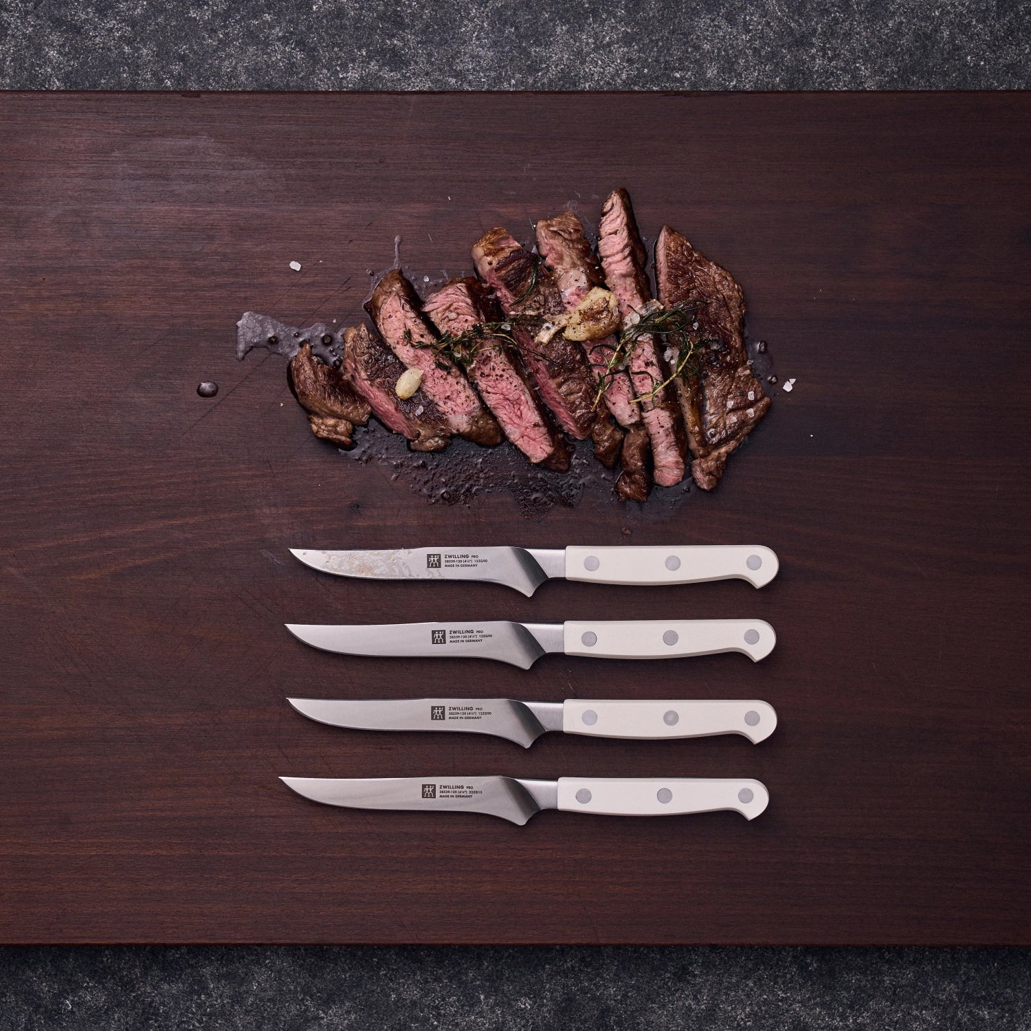 Pro le blanc Steakmesserset 4tlg. von Zwilling Kitchen, hochwertige Steakmesser für präzises Schneiden und stilvolles Servieren von Steaks.
