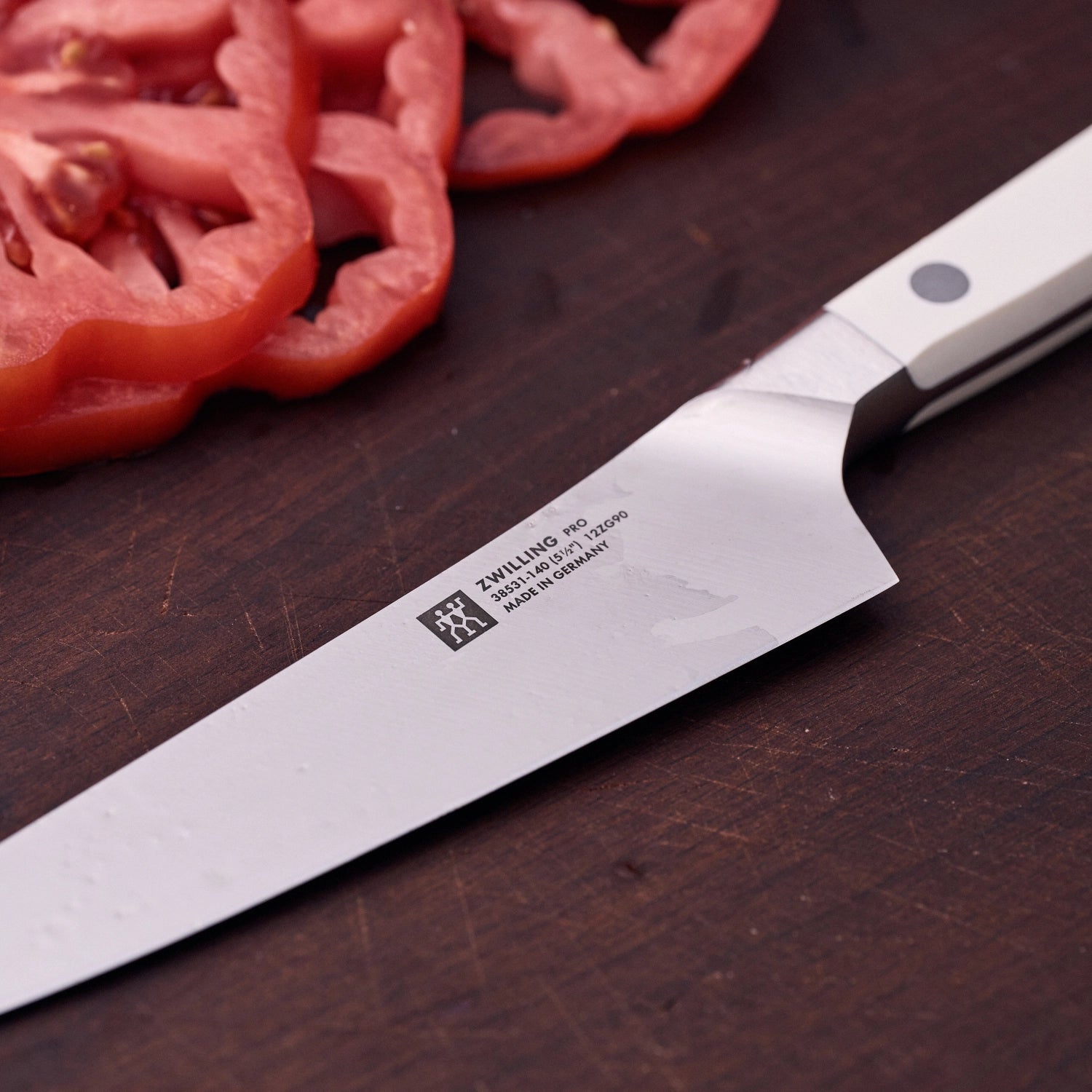 Pro le blanc Kochmesser compact 140mm von Zwilling Kitchen, ideal für präzises Schneiden und Zubereiten in der modernen Küche.