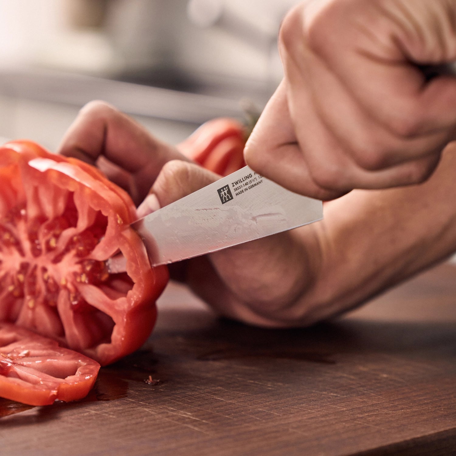 Elegantes 140mm Kochmesser Pro le blanc von Zwilling Kitchen, ideal für präzise Schnitte und vielseitige Einsatzmöglichkeiten in der Küche.