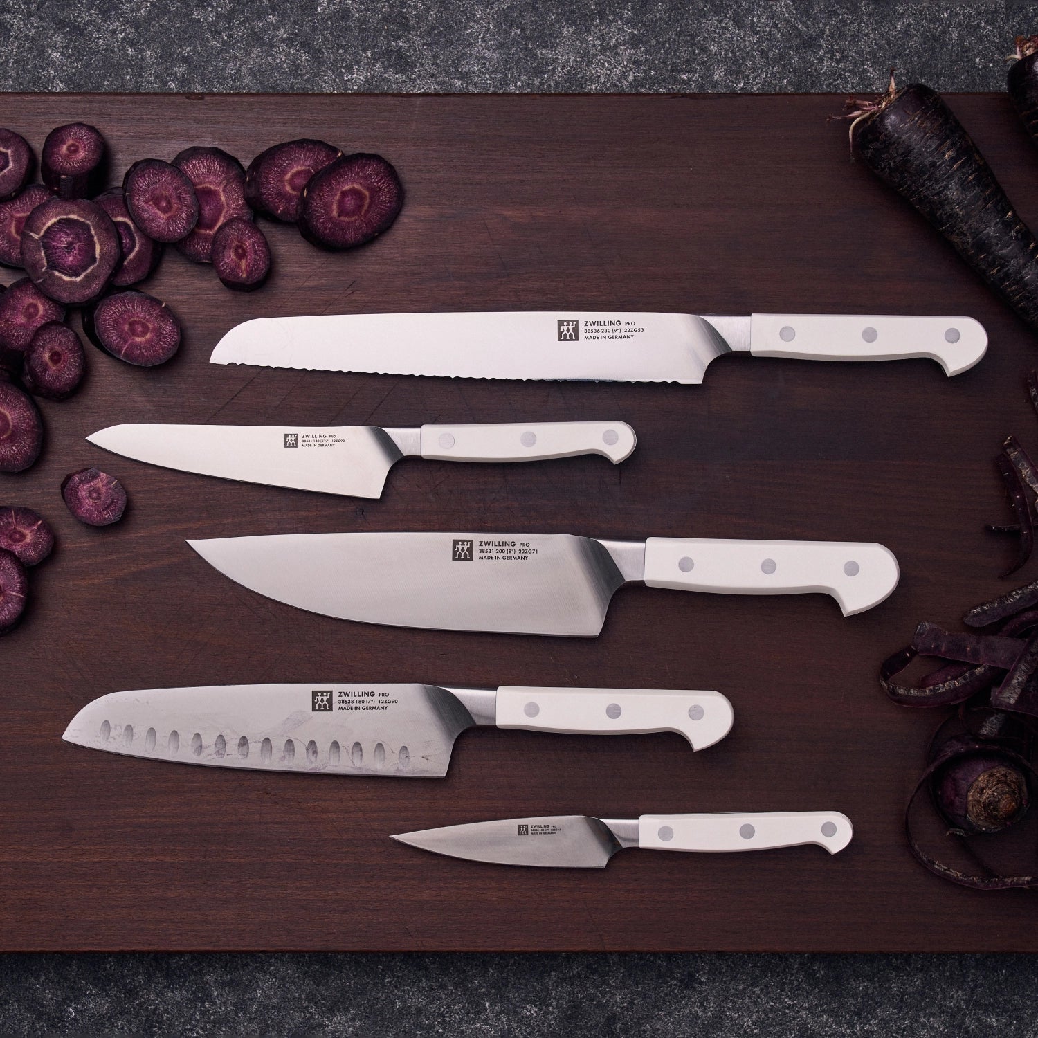 Elegantes Pro le blanc Santokumesser 180mm von Zwilling Kitchen, ideal für präzises Schneiden und komfortable Handhabung in der Küche.