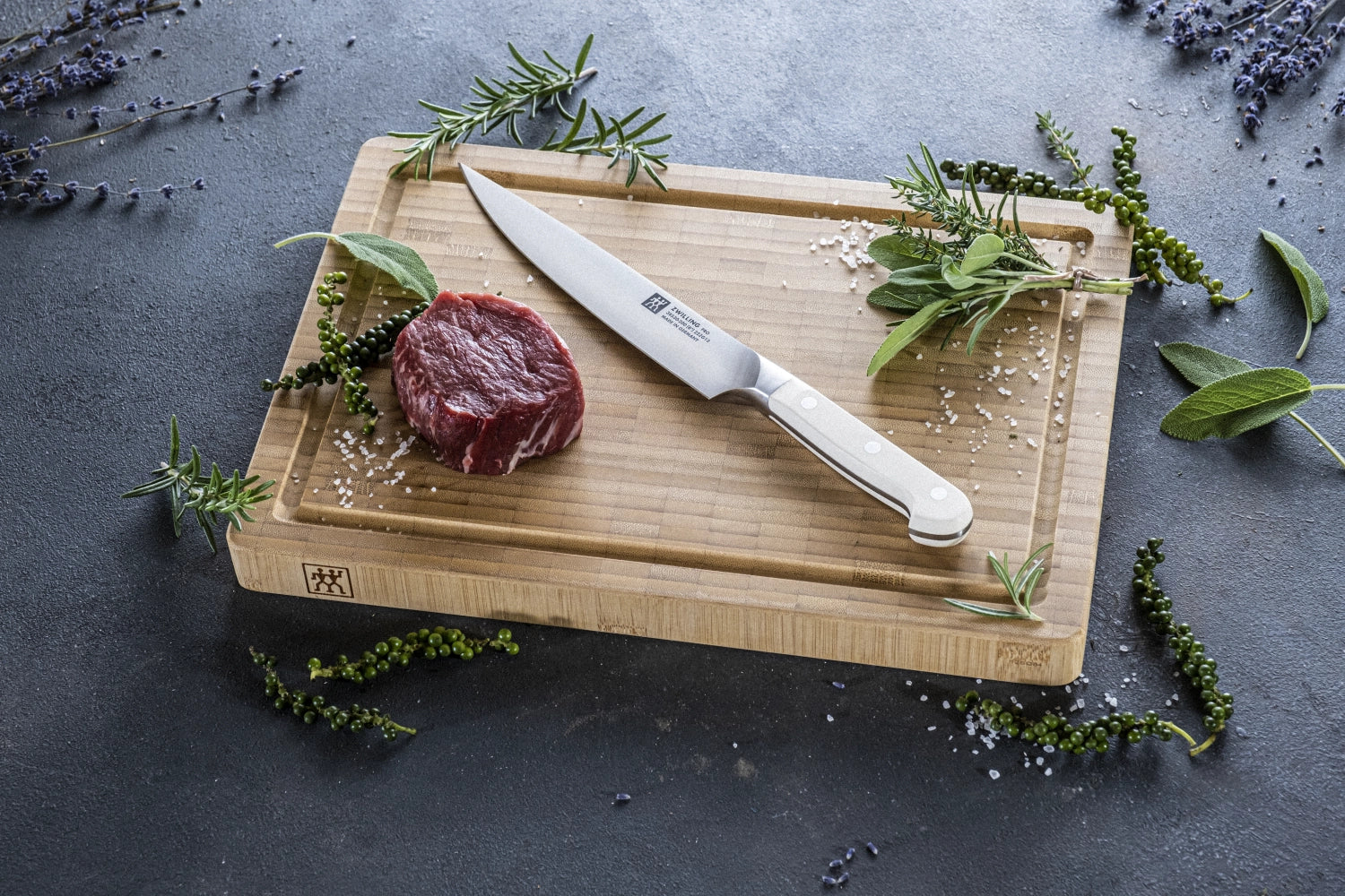 Hochwertiges Pro le blanc Fleischmesser 200mm von Zwilling Kitchen, ideal für präzises Schneiden und Zubereiten von Fleischgerichten.