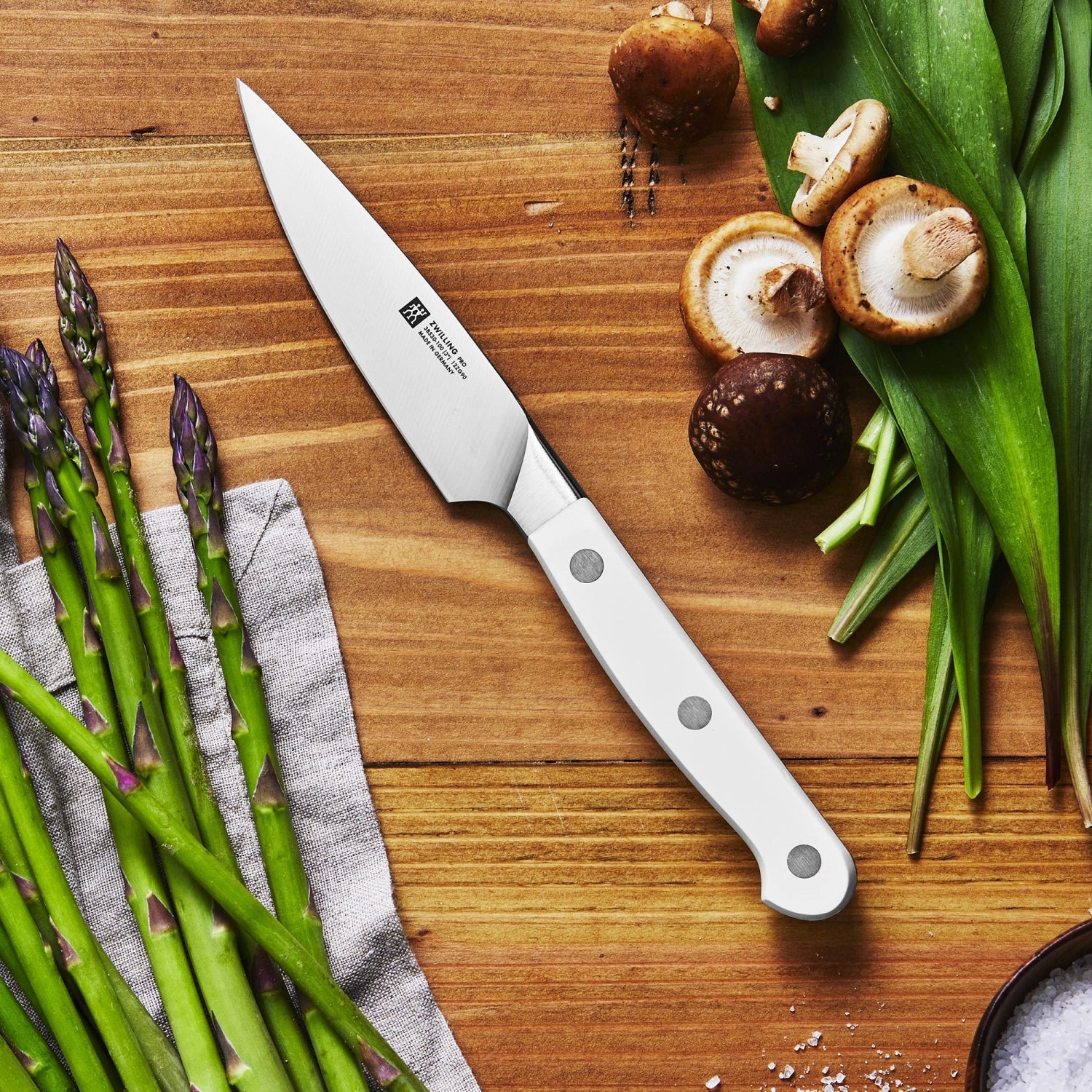 Das Zwilling Pro Spick- und Garniermesser (10 cm) bietet Präzision und Vielseitigkeit für feine Schneidarbeiten in der Küche.