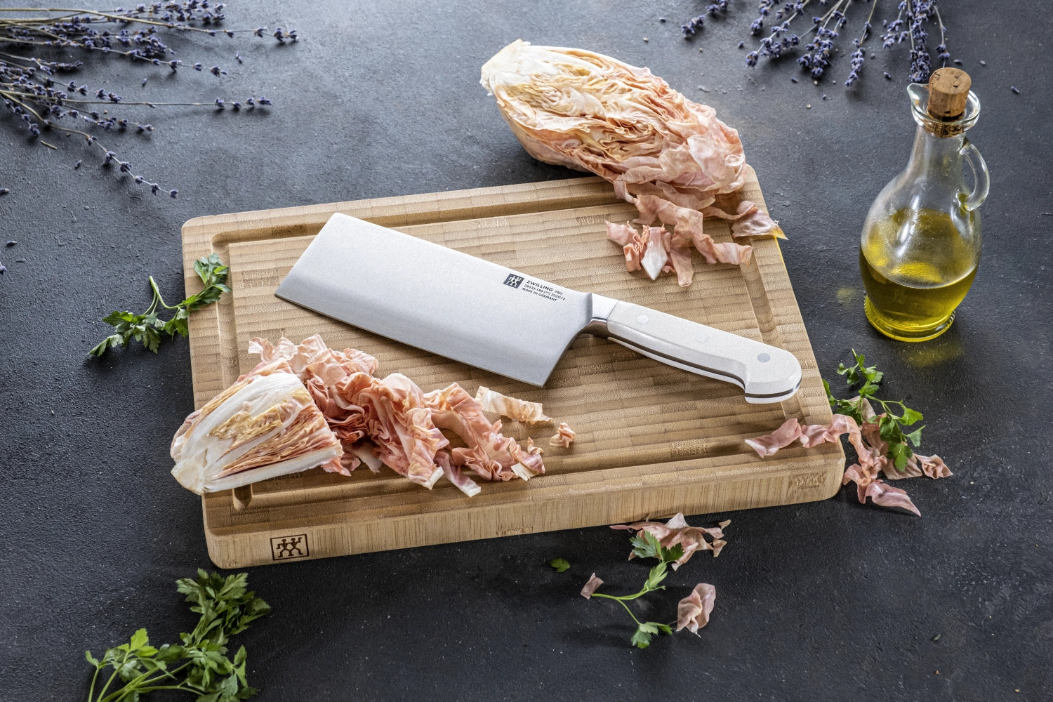 Pro le blanc Chin. Kochmesser 180mm von Zwilling Kitchen, präzise Klinge für professionelle Kochkunst, ergonomischer Griff für optimalen Komfort.