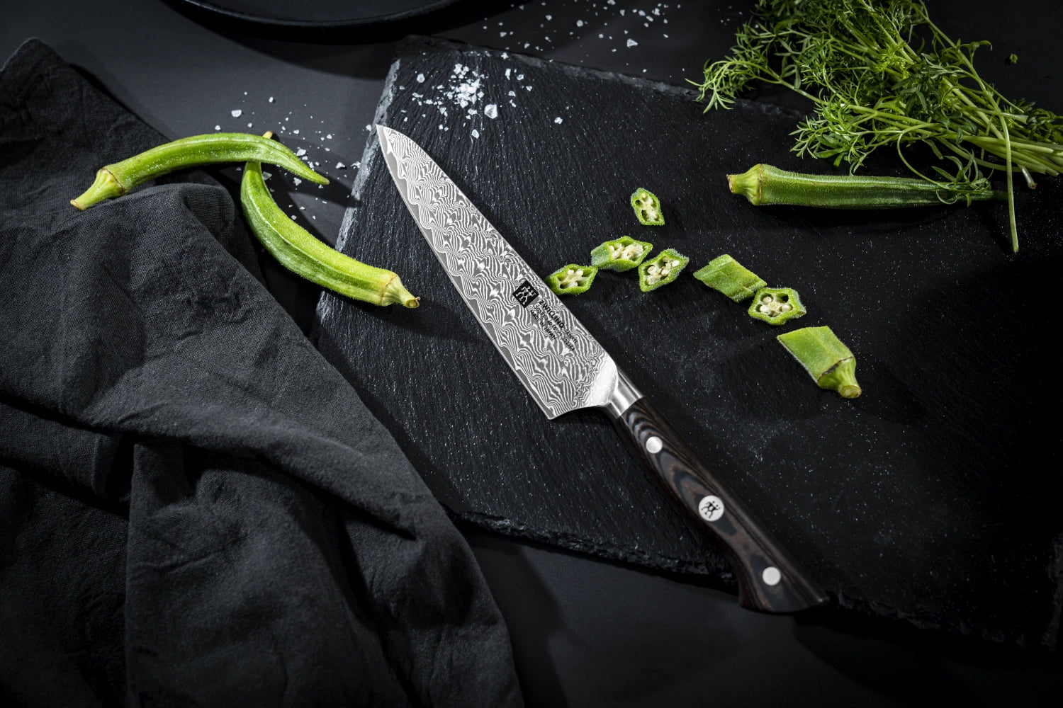 Tanrei Kochmesser compact 140mm von Zwilling Kitchen: hochwertiges Damastmesser mit scharfer Klinge, ideal für präzises Schneiden in der Küche.