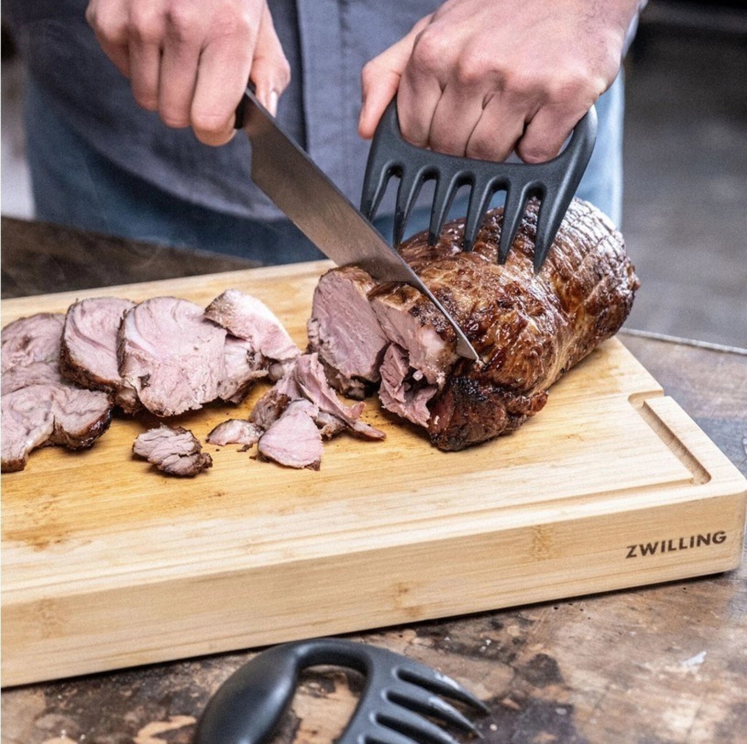 Das Zwilling Kitchen BBQ+ Fleischkrallen-Set aus strapazierfähigem Nylon eignet sich perfekt zum Zerkleinern und Servieren von Fleisch.