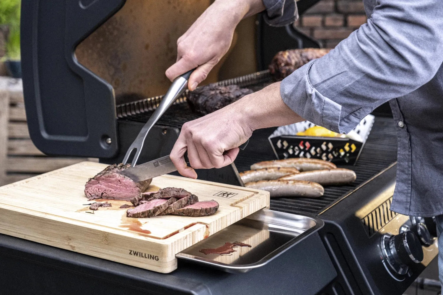 Zwilling BBQ+ Bambusbrett: Innovatives Design mit praktischer Schublade.