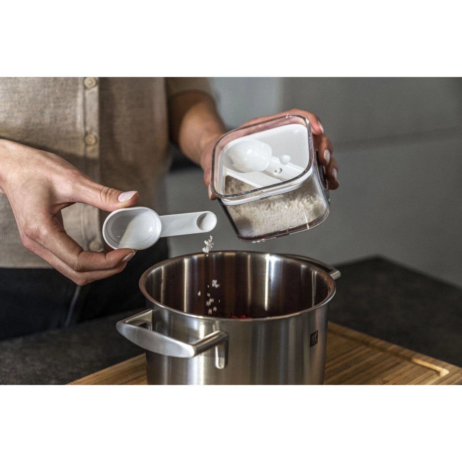 Cube S Einsatz mit Messlöffel von Zwilling, passend für S, 2S, 3S, 4S, praktischer Küchenhelfer für präzises Abmessen und Kochen.