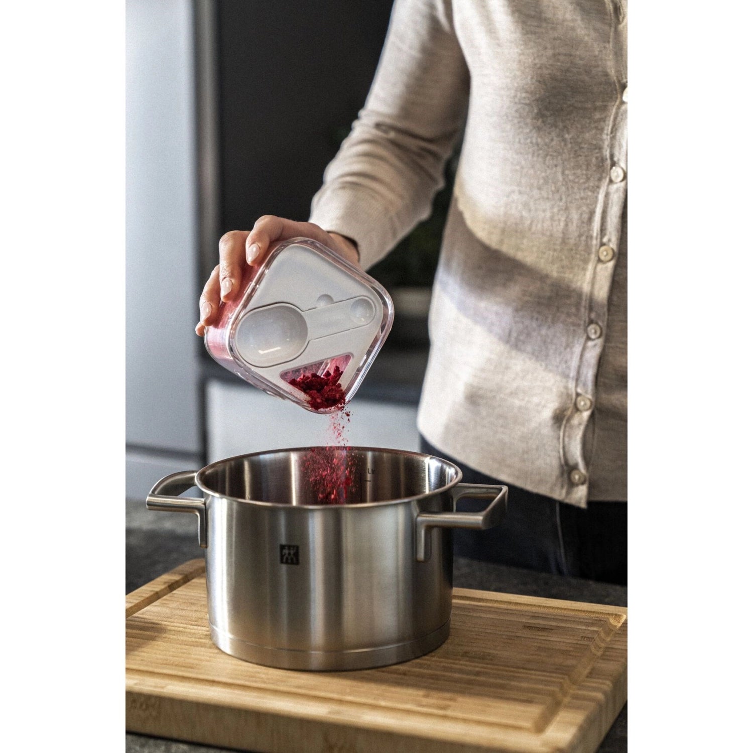 Praktischer Cube S Einsatz mit Messlöffel, kompatibel mit Zwilling S, 2S, 3S, 4S. Ideal für präzises Dosieren und Aufbewahren.