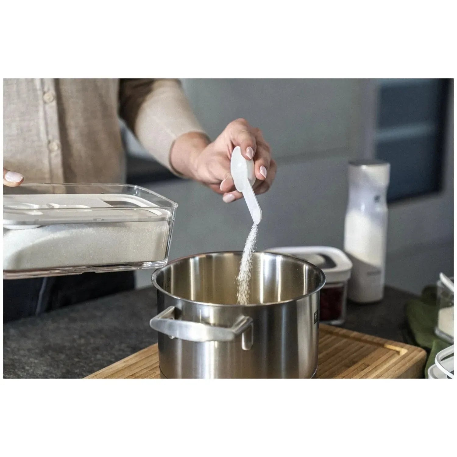 Praktischer Cube M Einsatz mit Messlöffel, kompatibel mit Zwilling M, 2M, 3M. Ideal für präzises Dosieren und platzsparende Lagerung.