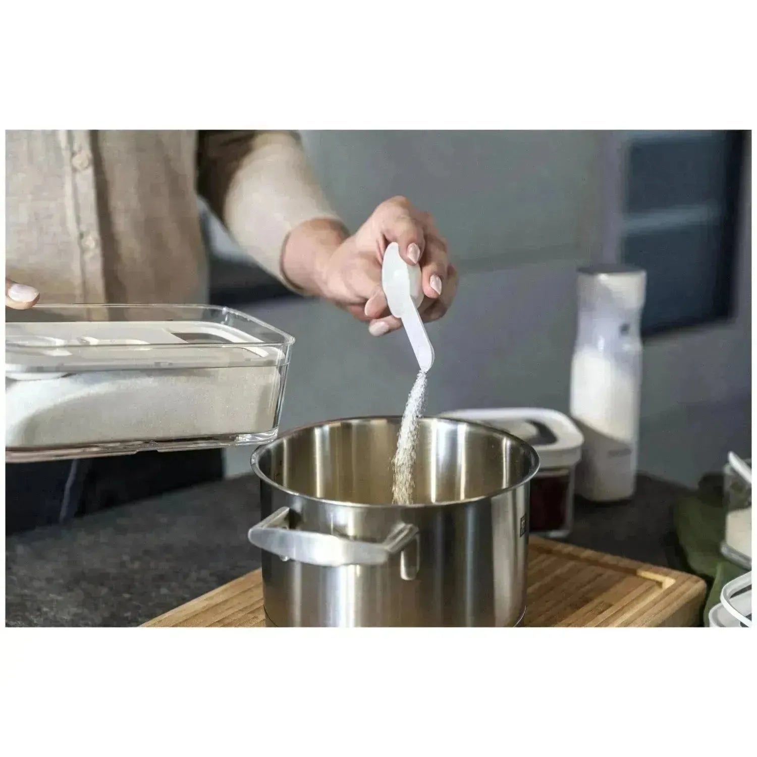 Praktischer Cube M Einsatz mit Messlöffel, kompatibel mit Zwilling M, 2M, 3M. Ideal für präzises Dosieren und platzsparende Lagerung.
